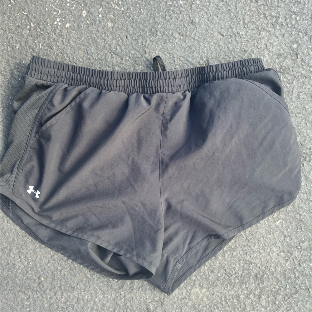 Black Under armour active shorts// Size Lg